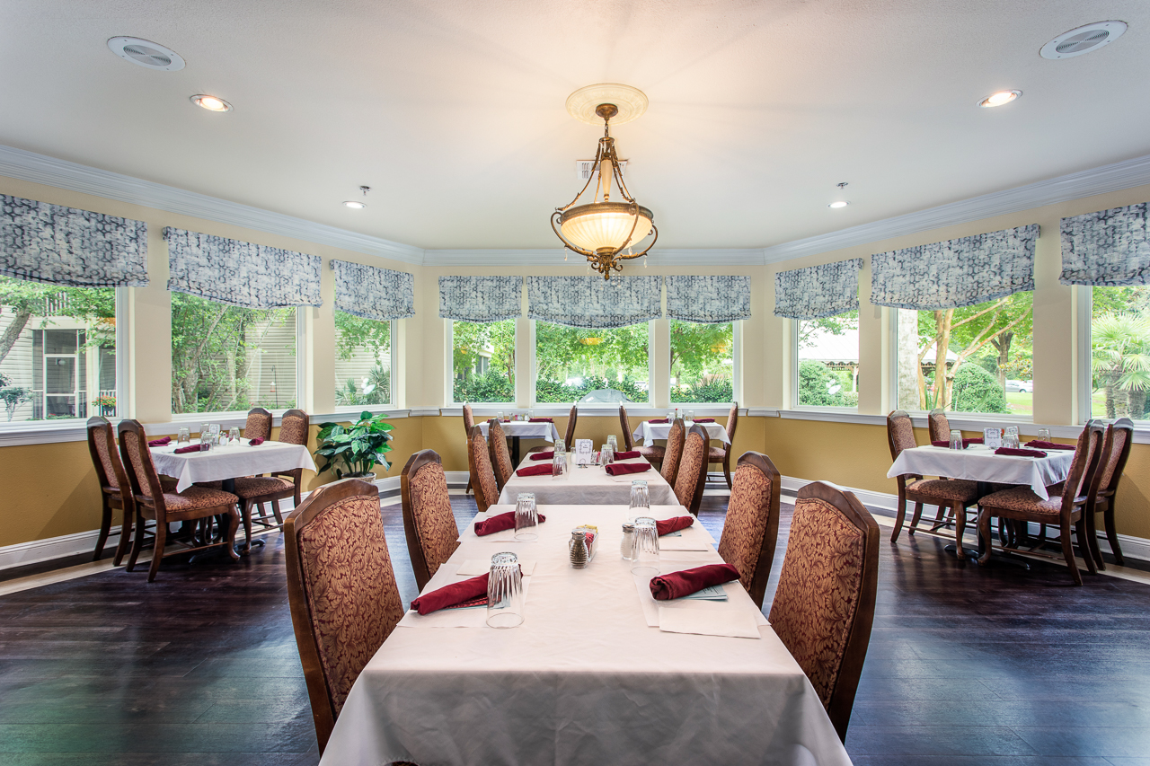 Fine Dining Veranda of Pensacola Retirement Community
