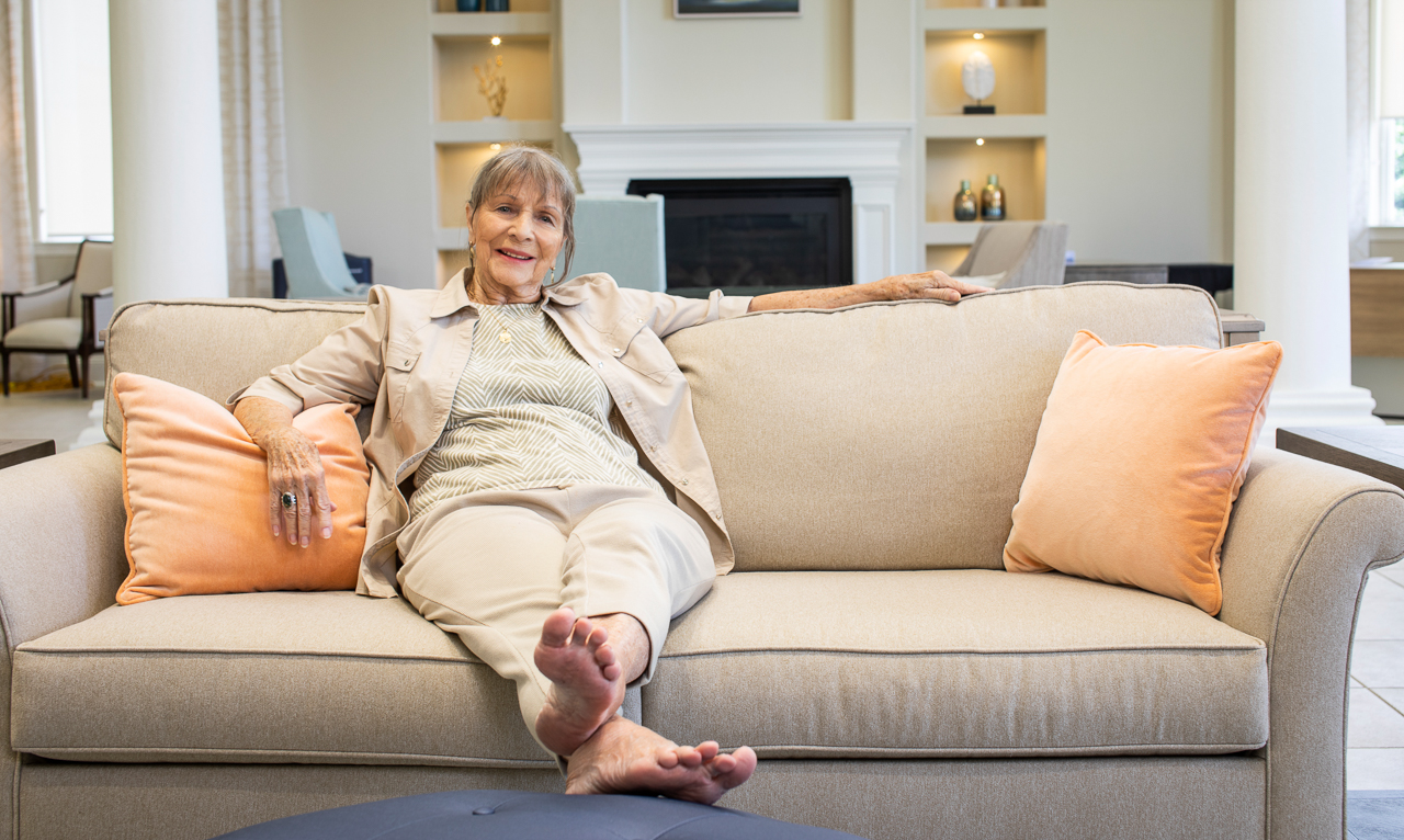What are the benefits of choosing a full-service retirement community?